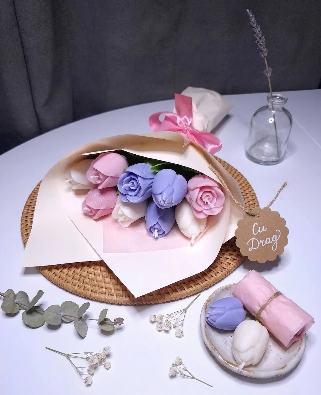 Buchet cu 9 lalele din ceară de soia în nuanțe pastel, cu etichetă cadou