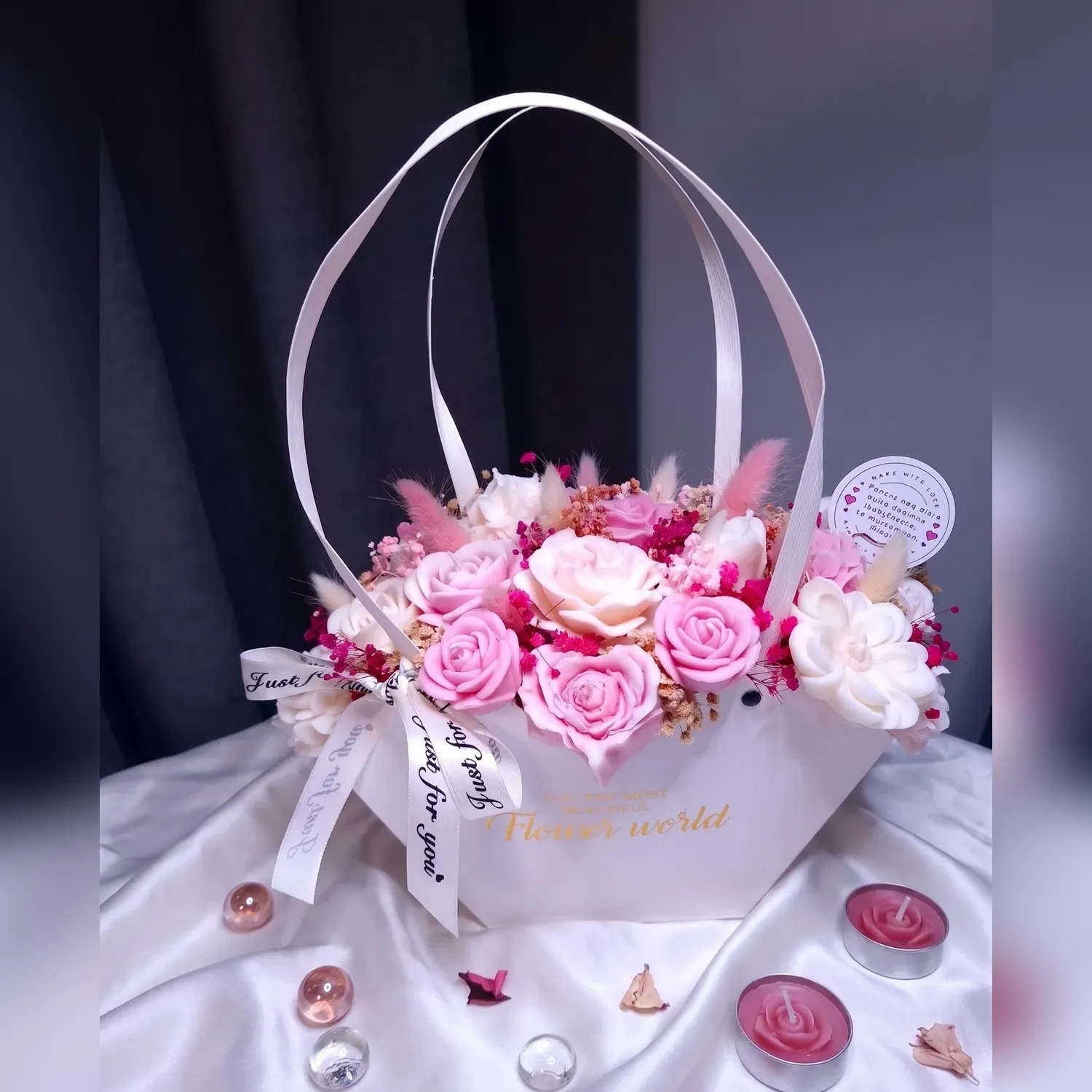 Aranjament floral din ceară de soia într-un recipient în formă de geantă