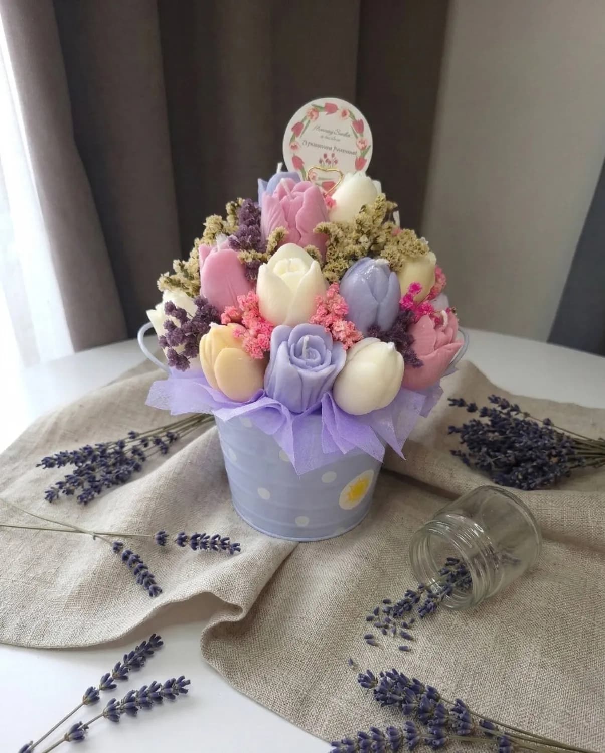 Aranjament floral cu lalele din ceară de soia parfumată
