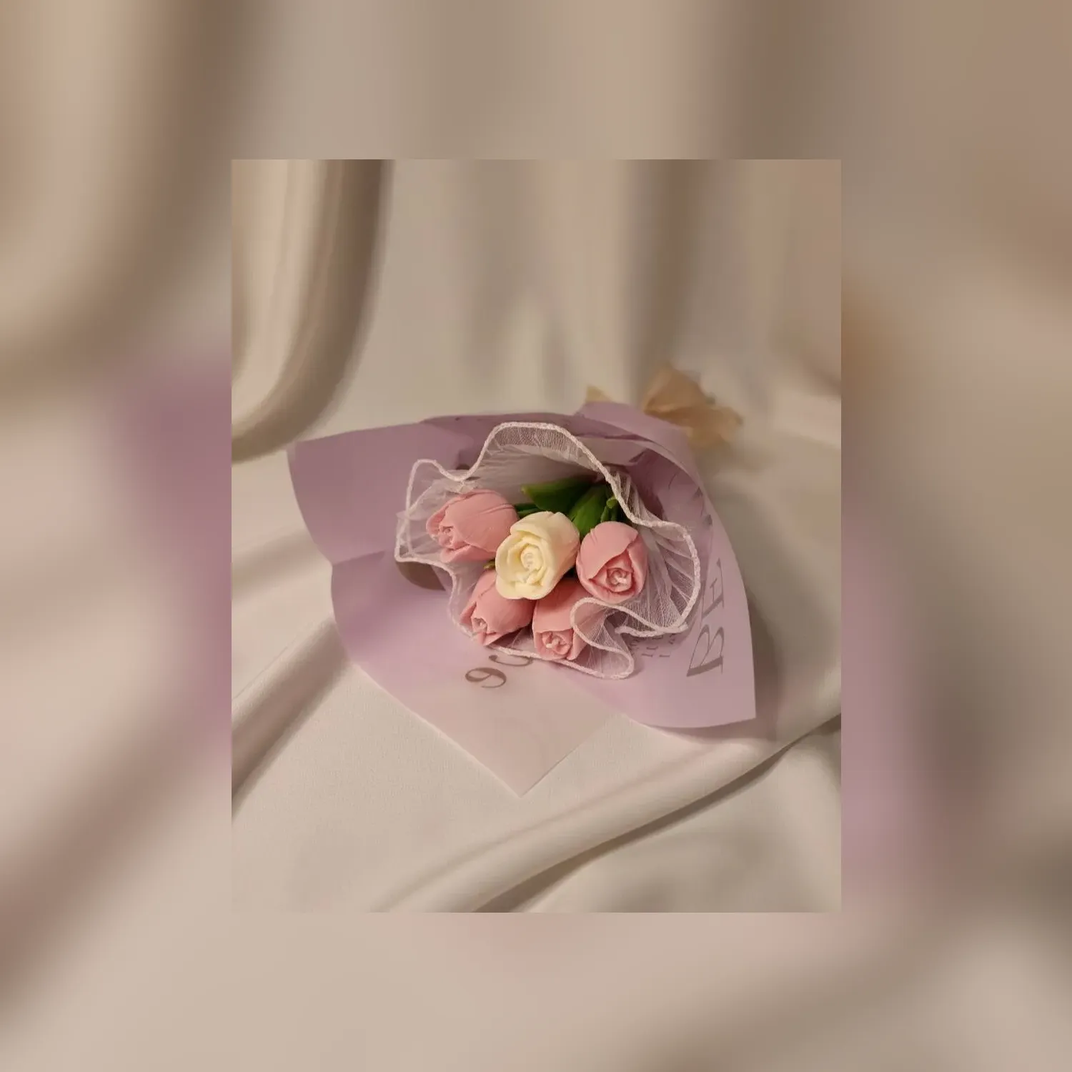 Buchet elegant cu 5 lalele din ceară de soia parfumată