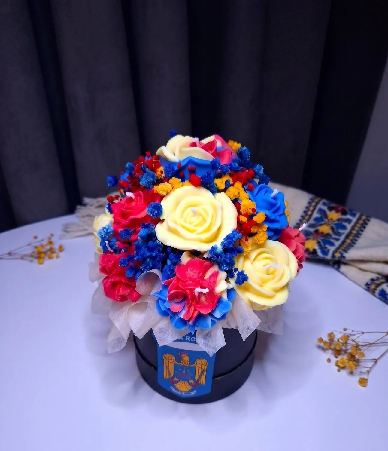 Aranjament floral tricolor din ceară de soia, în cutie rotundă