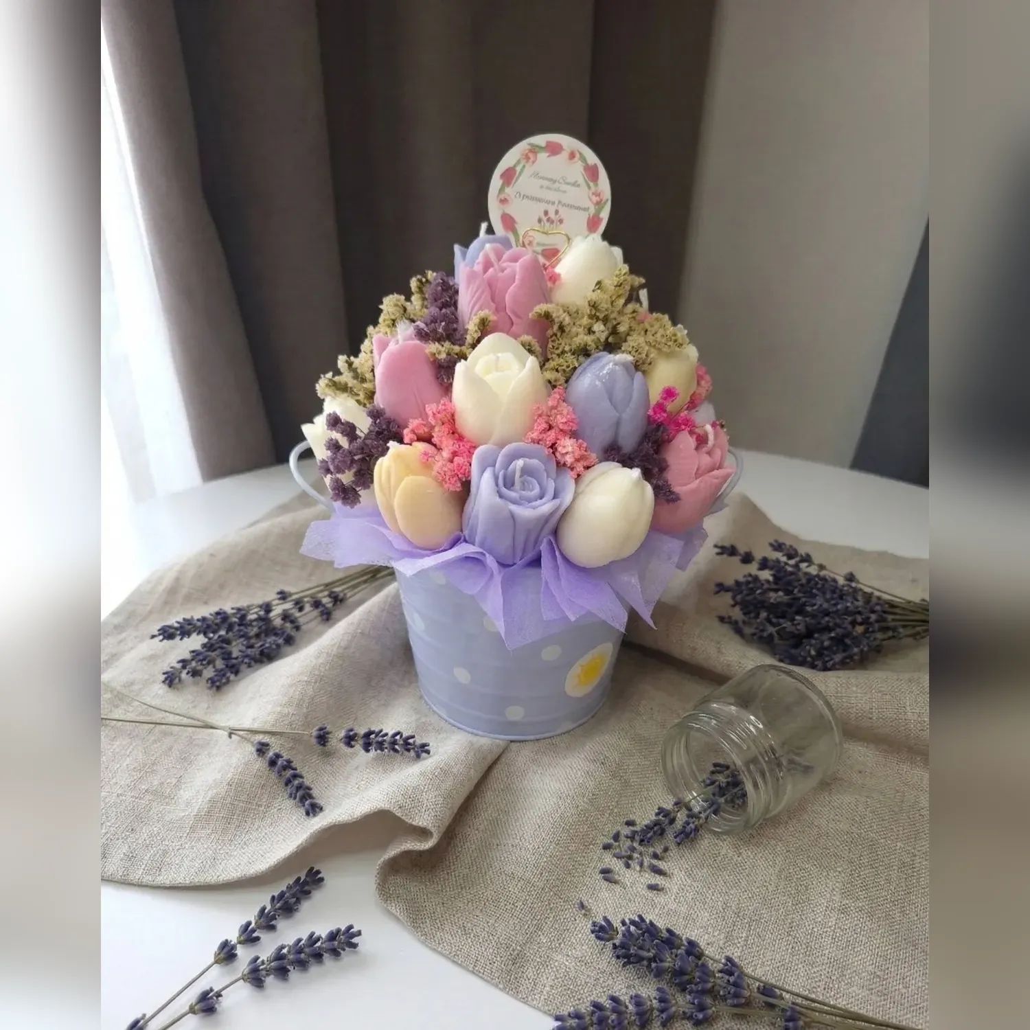 Aranjament floral cu lalele din ceară de soia parfumată