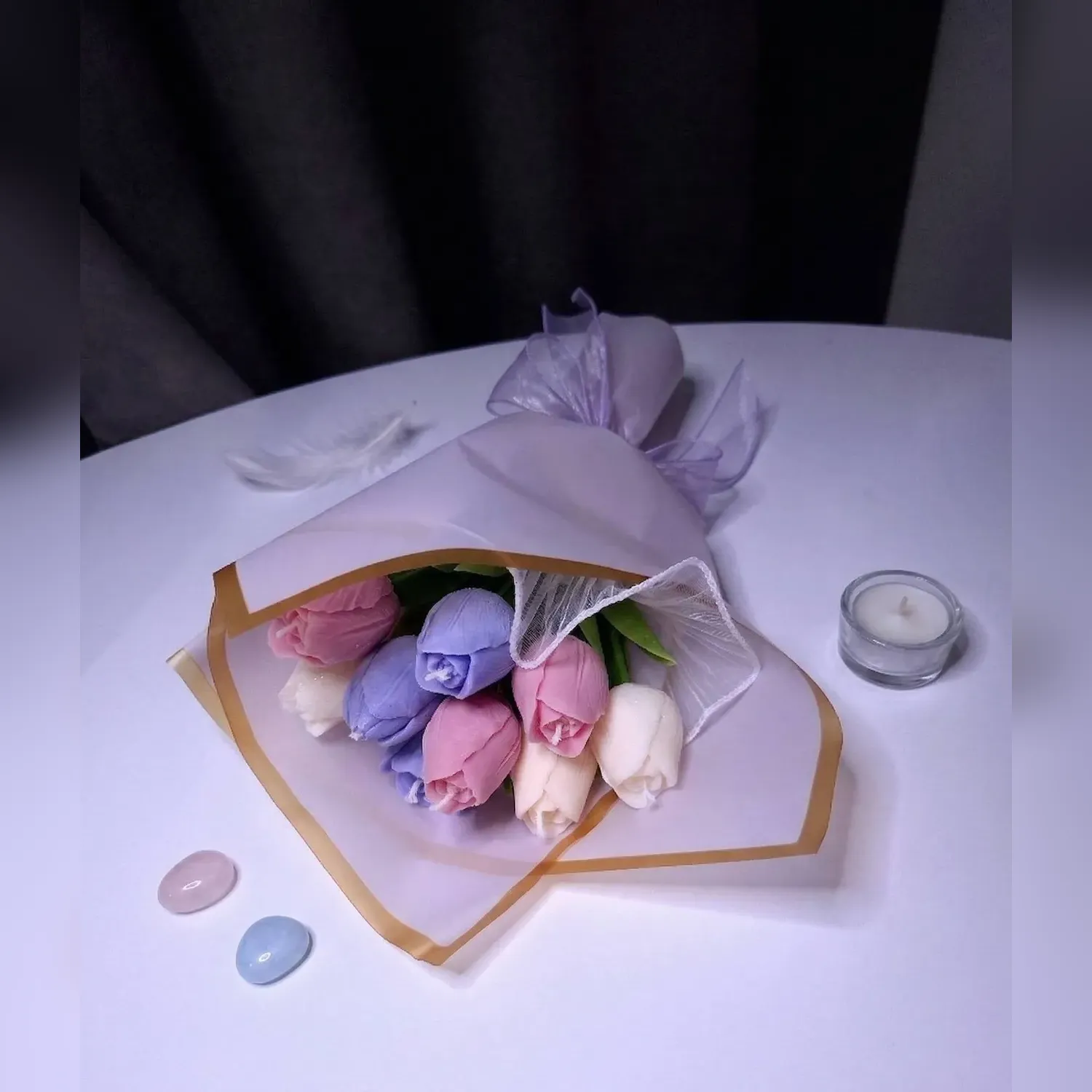 Buchet cu 9 lalele din ceară de soia, roz și lila, în ambalaj cu organza