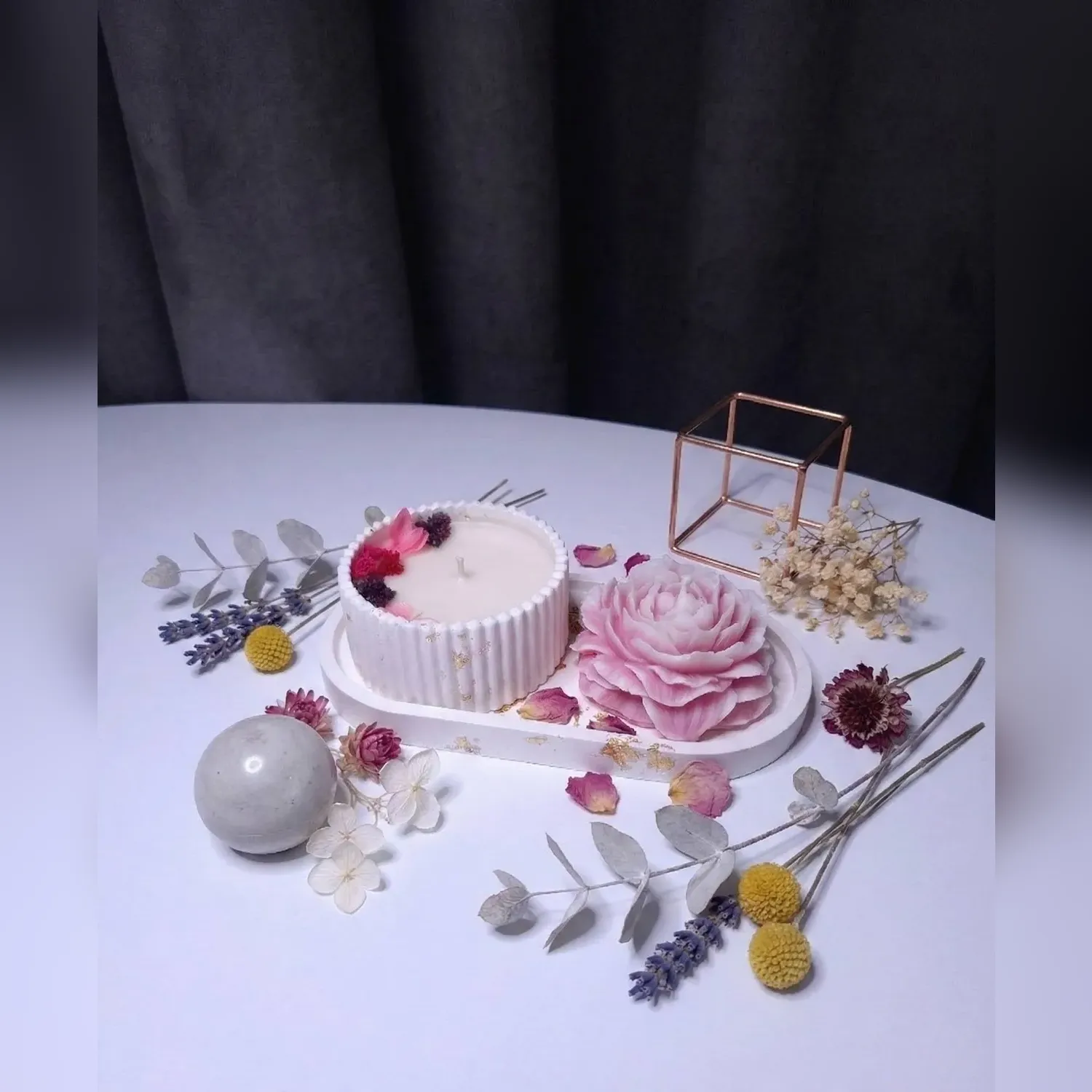 Set de răsfăț parfumat cu lumânare în recipient și bujor din ceară de soia pe tăviță din ceramică