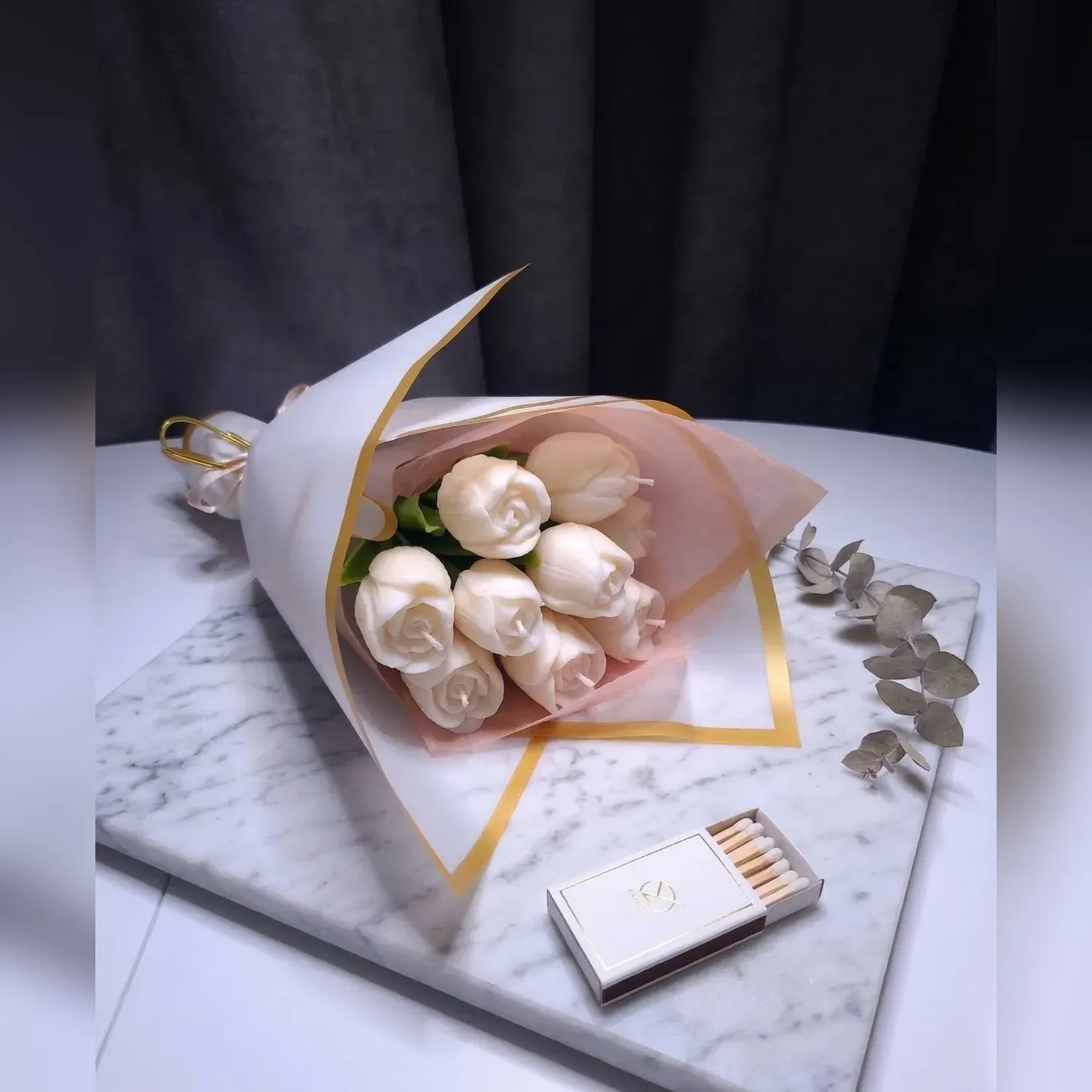 Buchet cu 9 lalele ivorii din ceară de soia, ambalaj alb cu auriu