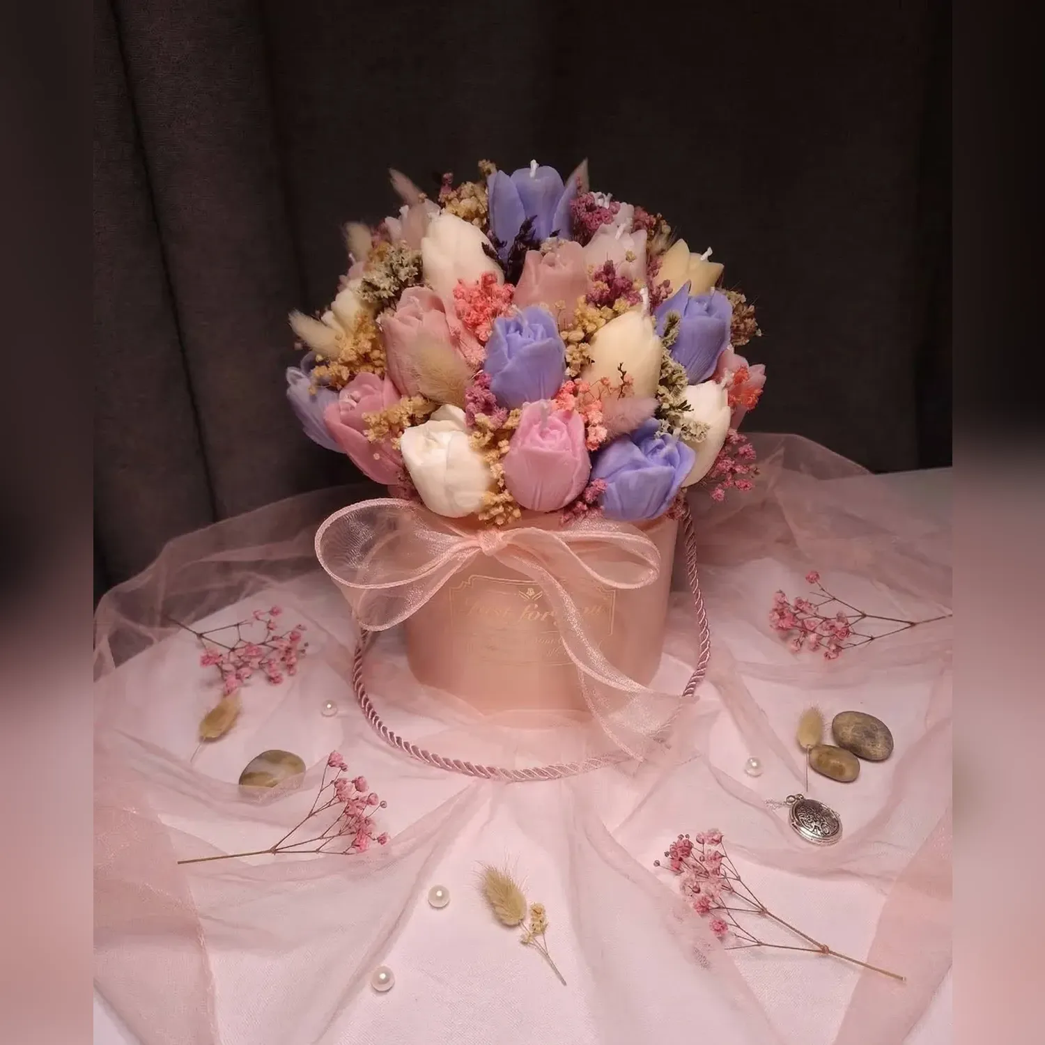 Aranjament floral elegant cu lalele