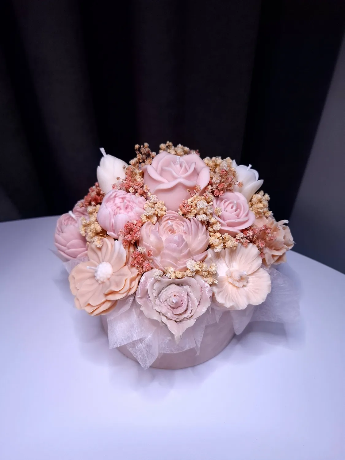Aranjament floral din ceară de soia în roz pudrat și crem, în cutie rotundă