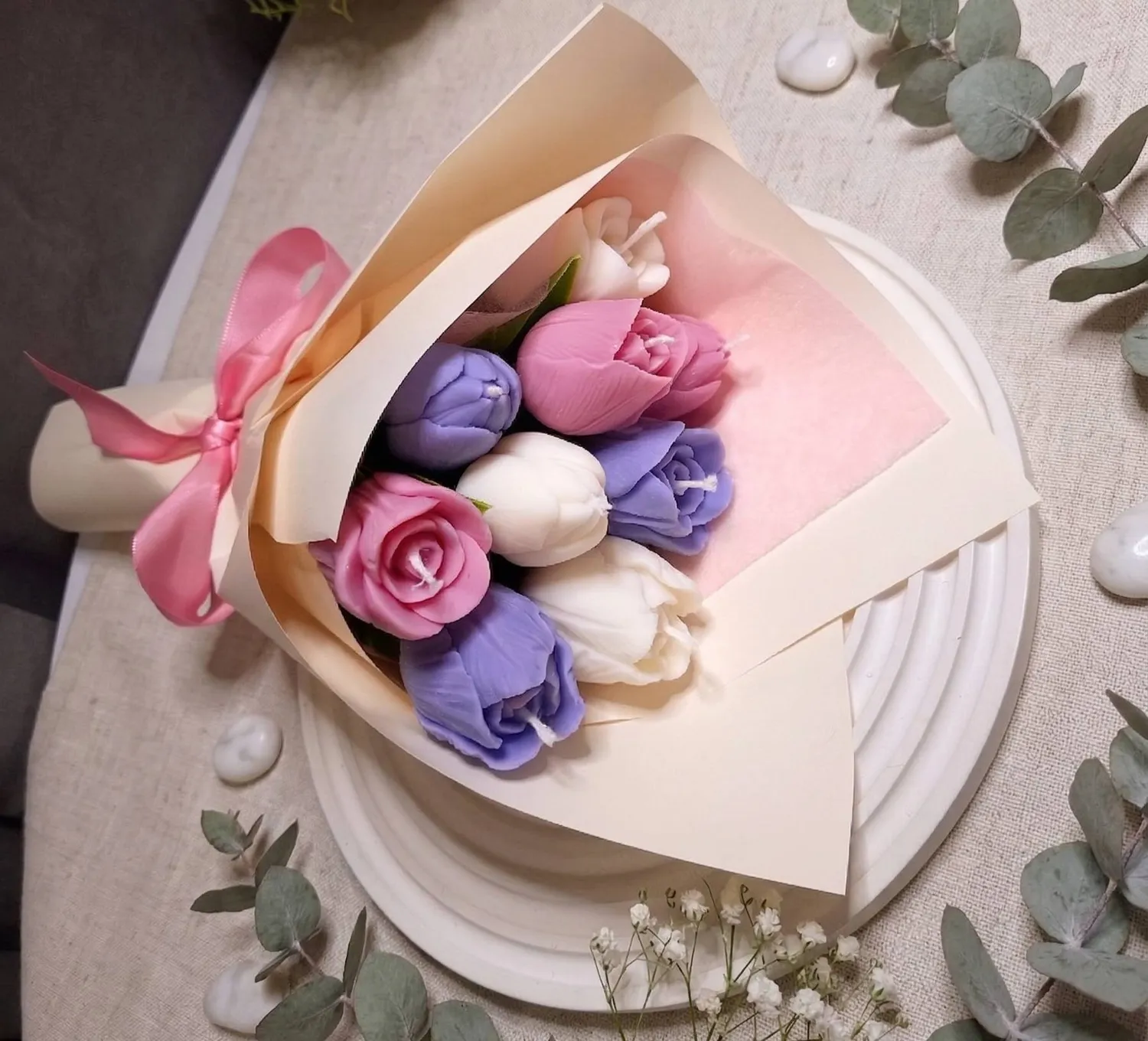 Buchet cu 9 lalele din ceară de soia, în roz, lila și alb