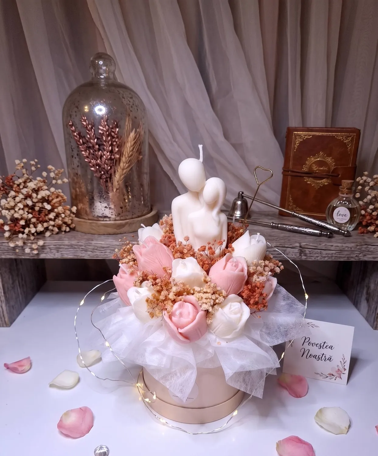 Aranjament floral din ceară de soia pentru nuntă, cu lumânare în formă de cuplu, trandafiri albi și roz într-o cutie rotundă și lumini decorative