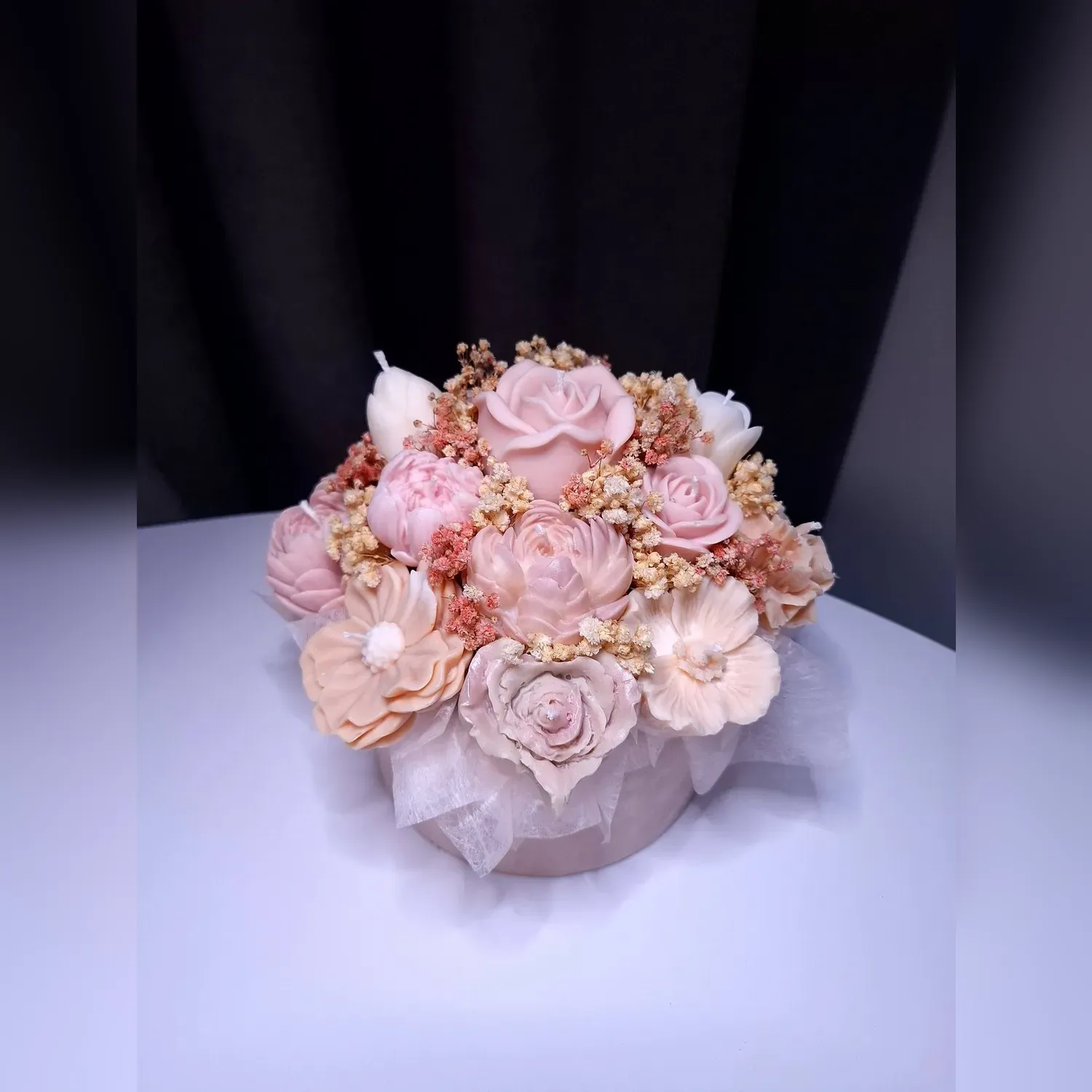 Aranjament floral din ceară de soia în roz pudrat și crem, în cutie rotundă
