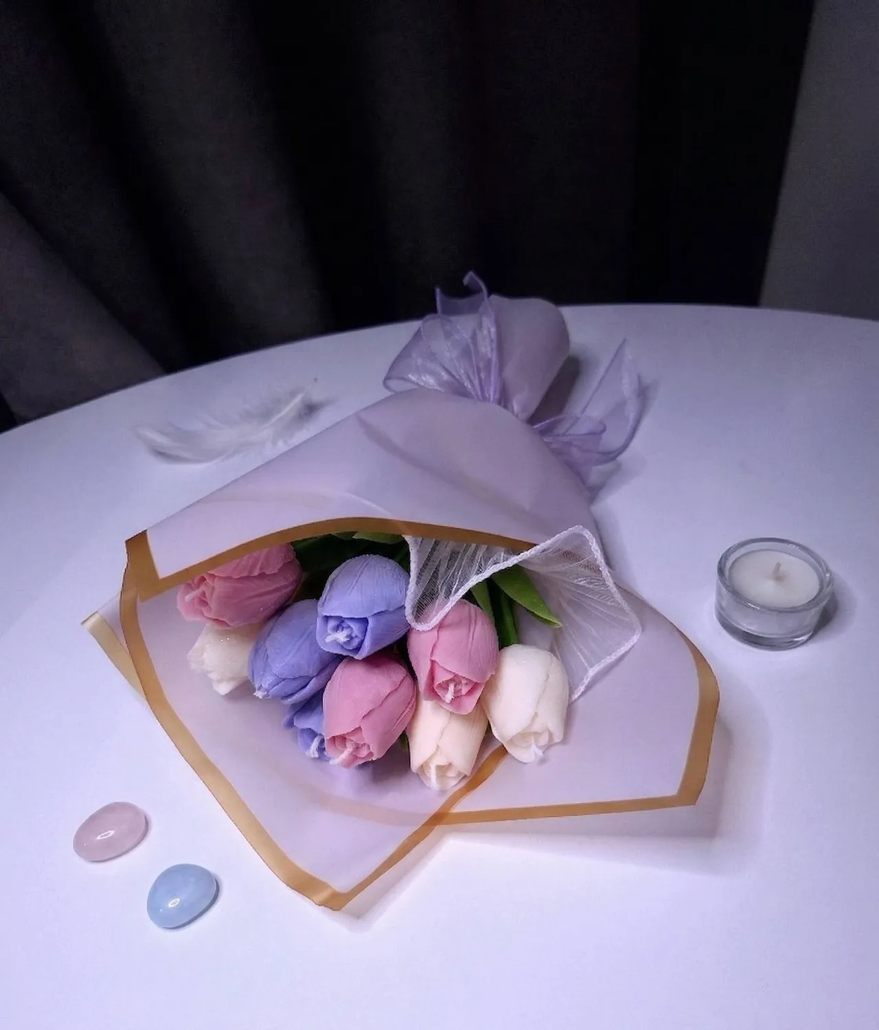 Buchet cu 9 lalele din ceară de soia, roz și lila, în ambalaj cu organza
