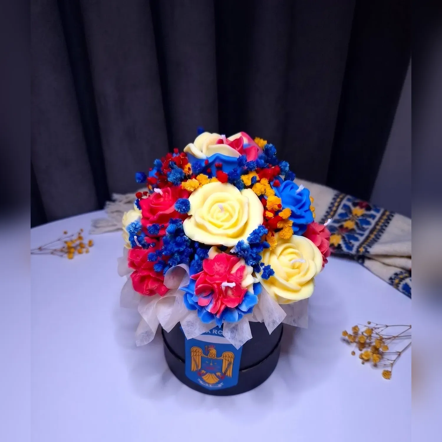 Aranjament floral tricolor din ceară de soia, în cutie rotundă