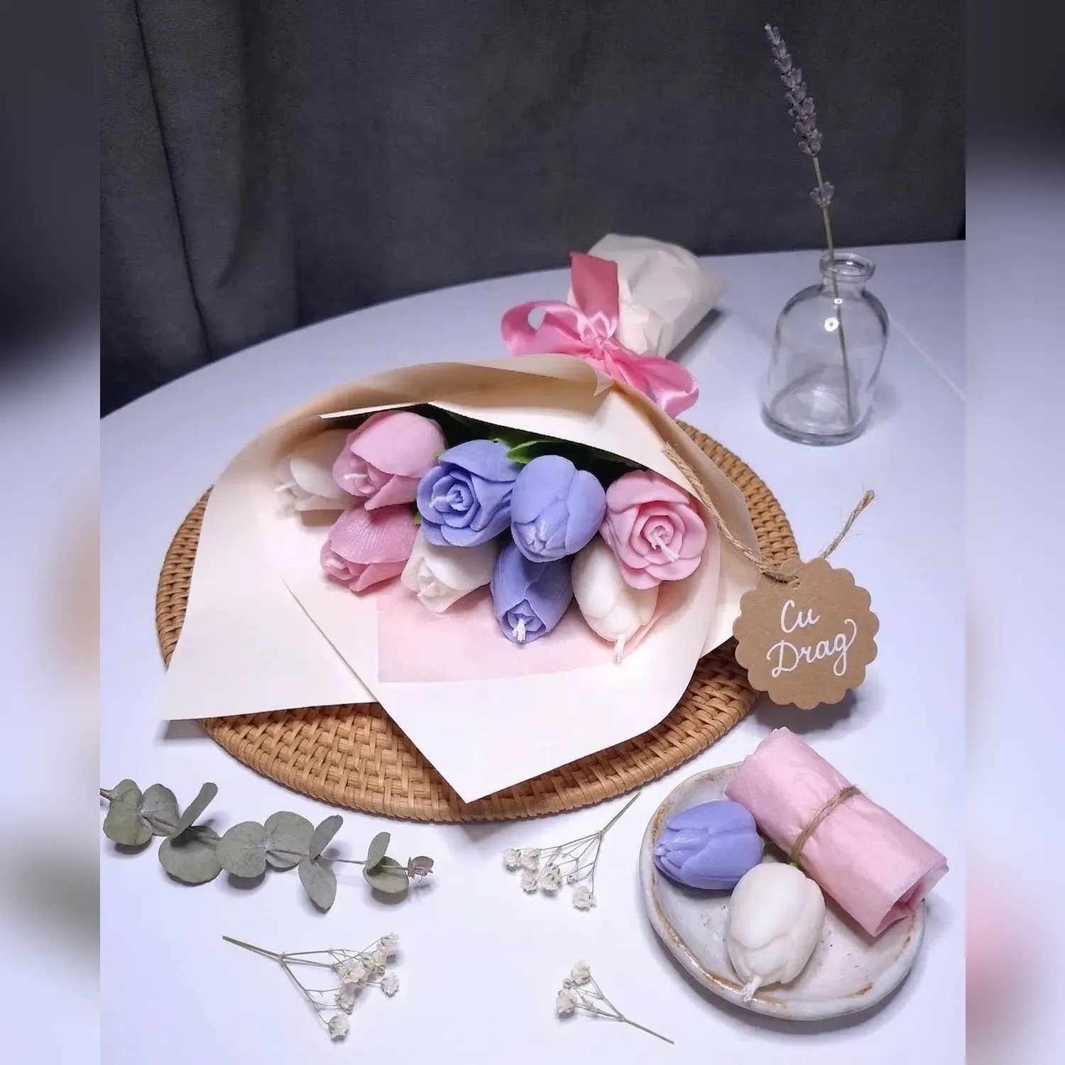 Buchet cu 9 lalele din ceară de soia în nuanțe pastel, cu etichetă cadou