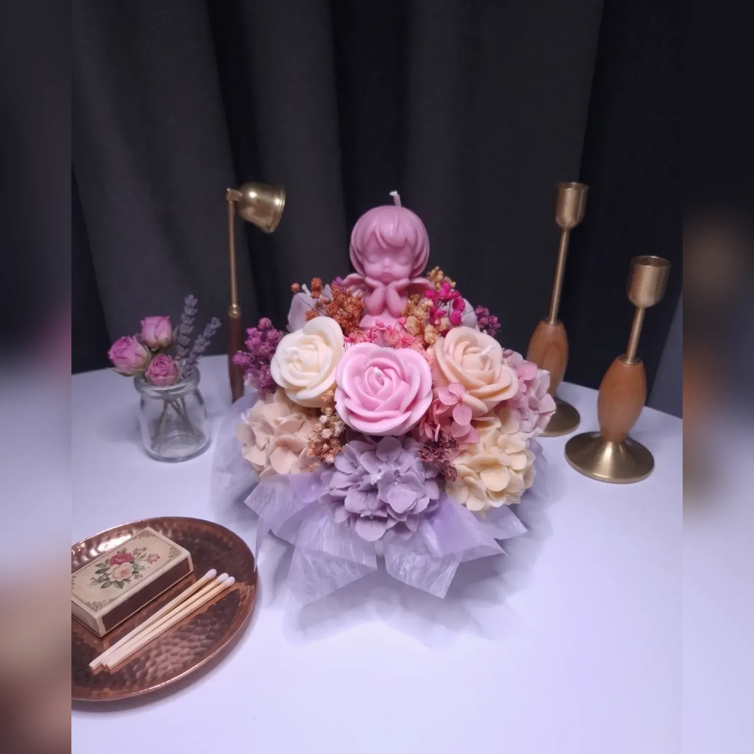 Aranjament floral cu îngeraș din ceară de soia