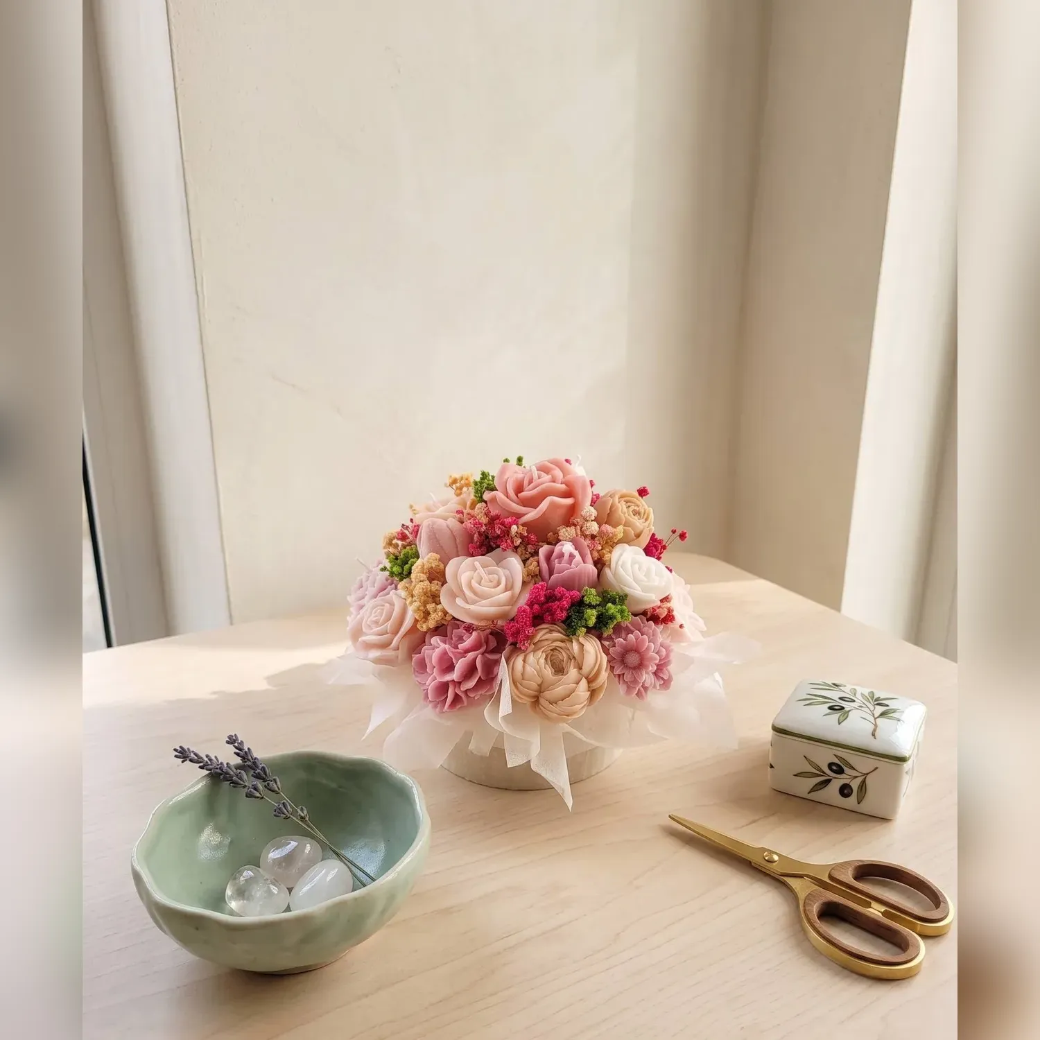 Aranjament floral elegant din ceară de soia