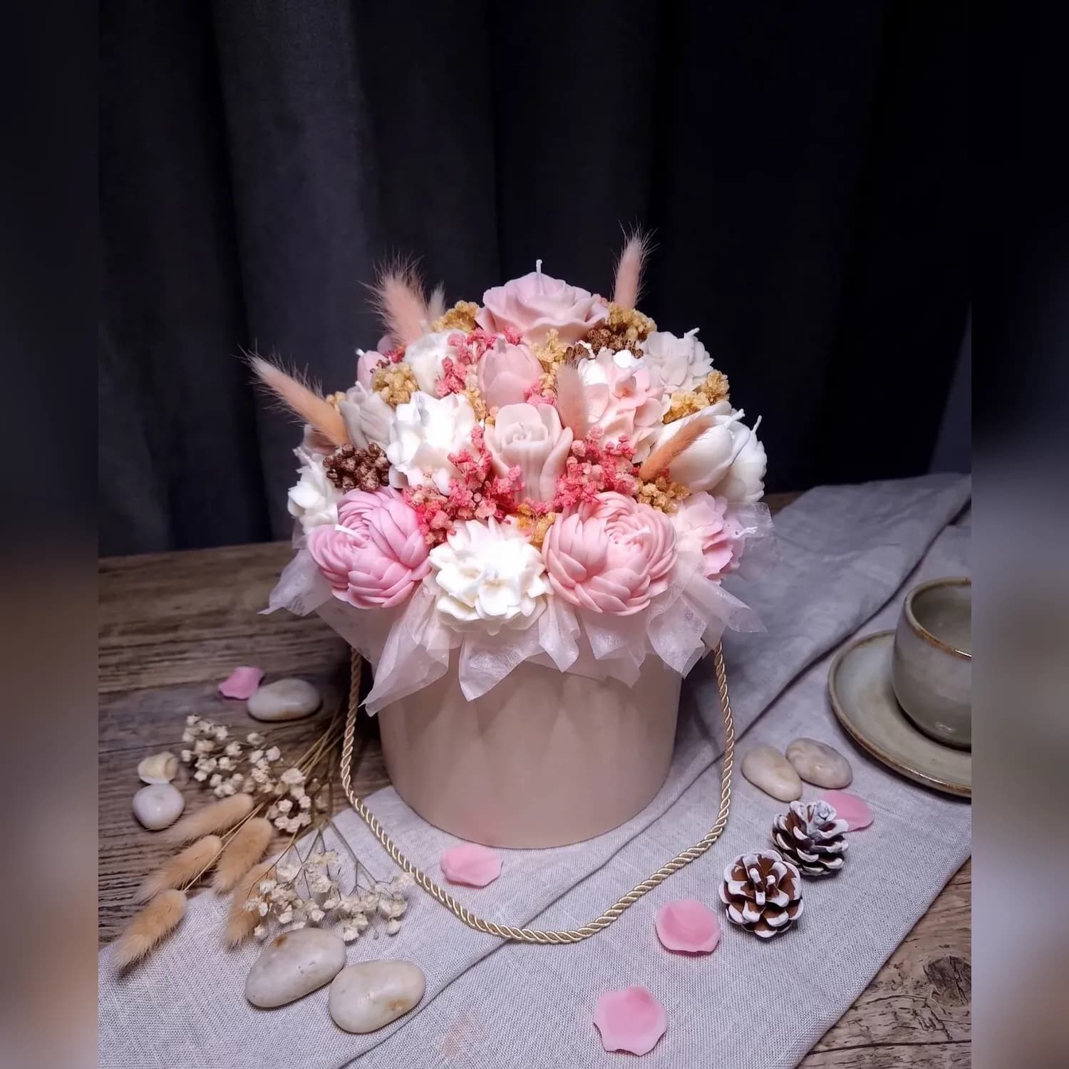 Aranjament floral elegant din ceară de soia