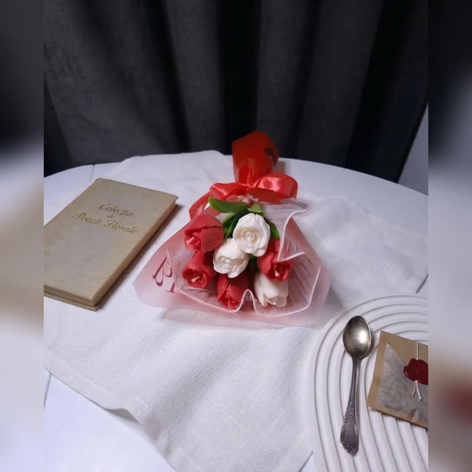 Buchet cu 7 lalele din ceară de soia, roșu și alb, în tul cu fundă