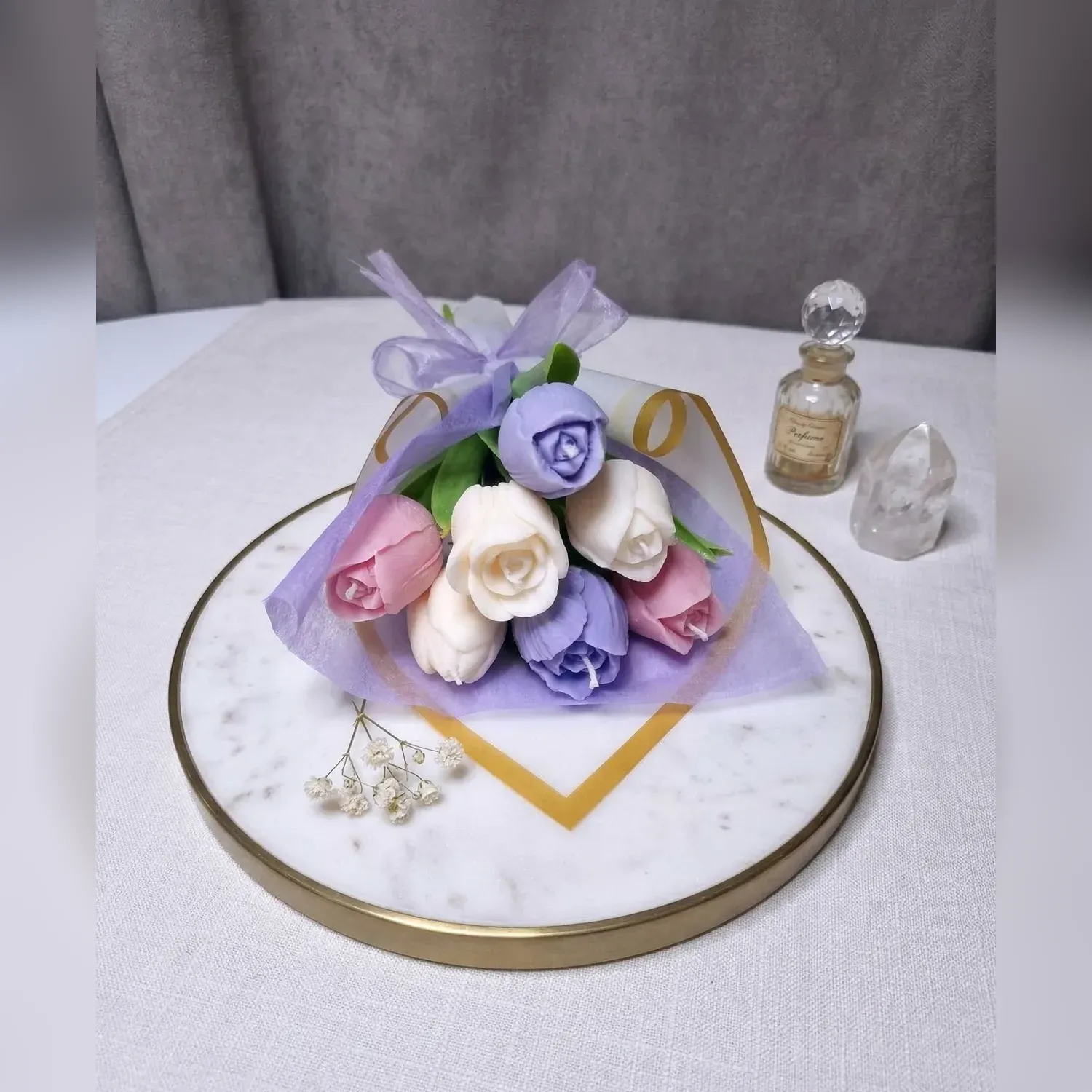 Buchet cu 7 lalele din ceară de soia, în roz, lila și crem