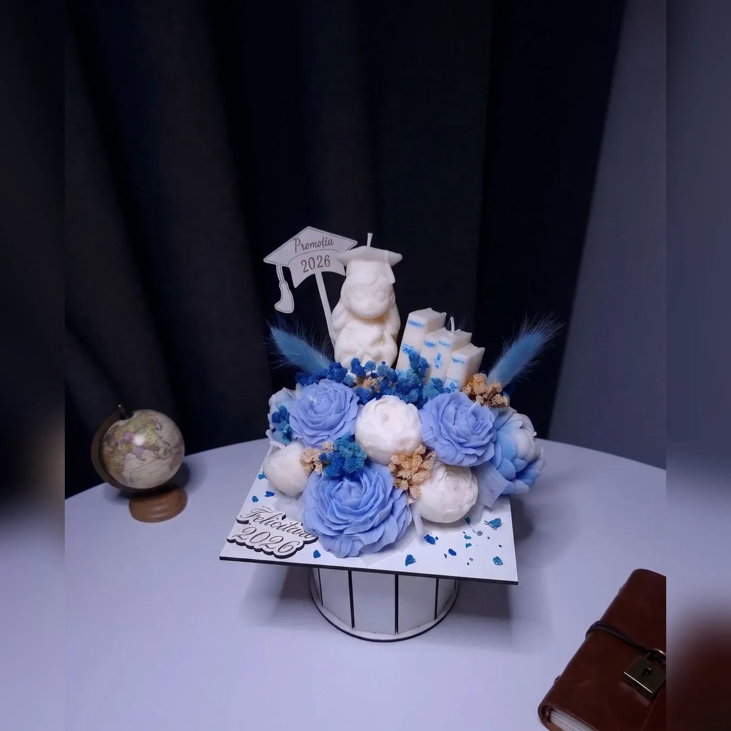 Aranjament floral în tocă de absolvire