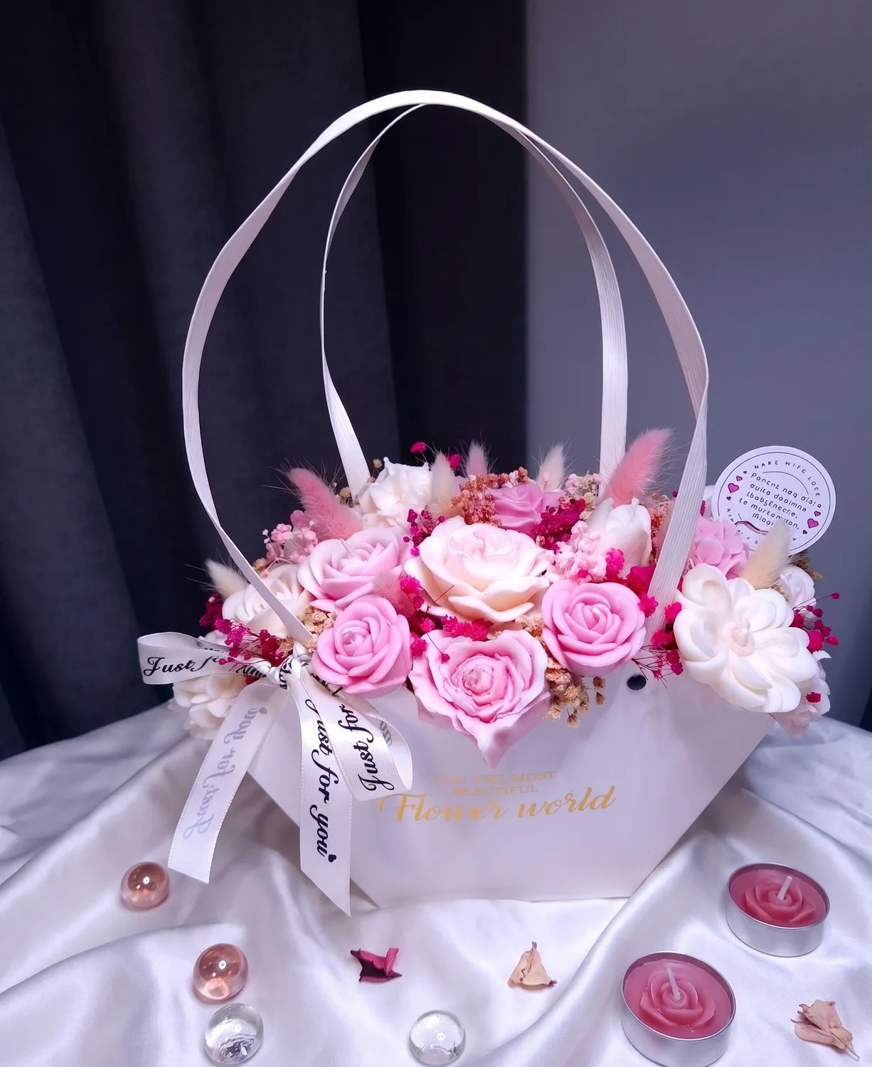 Aranjament floral din ceară de soia într-un recipient în formă de geantă