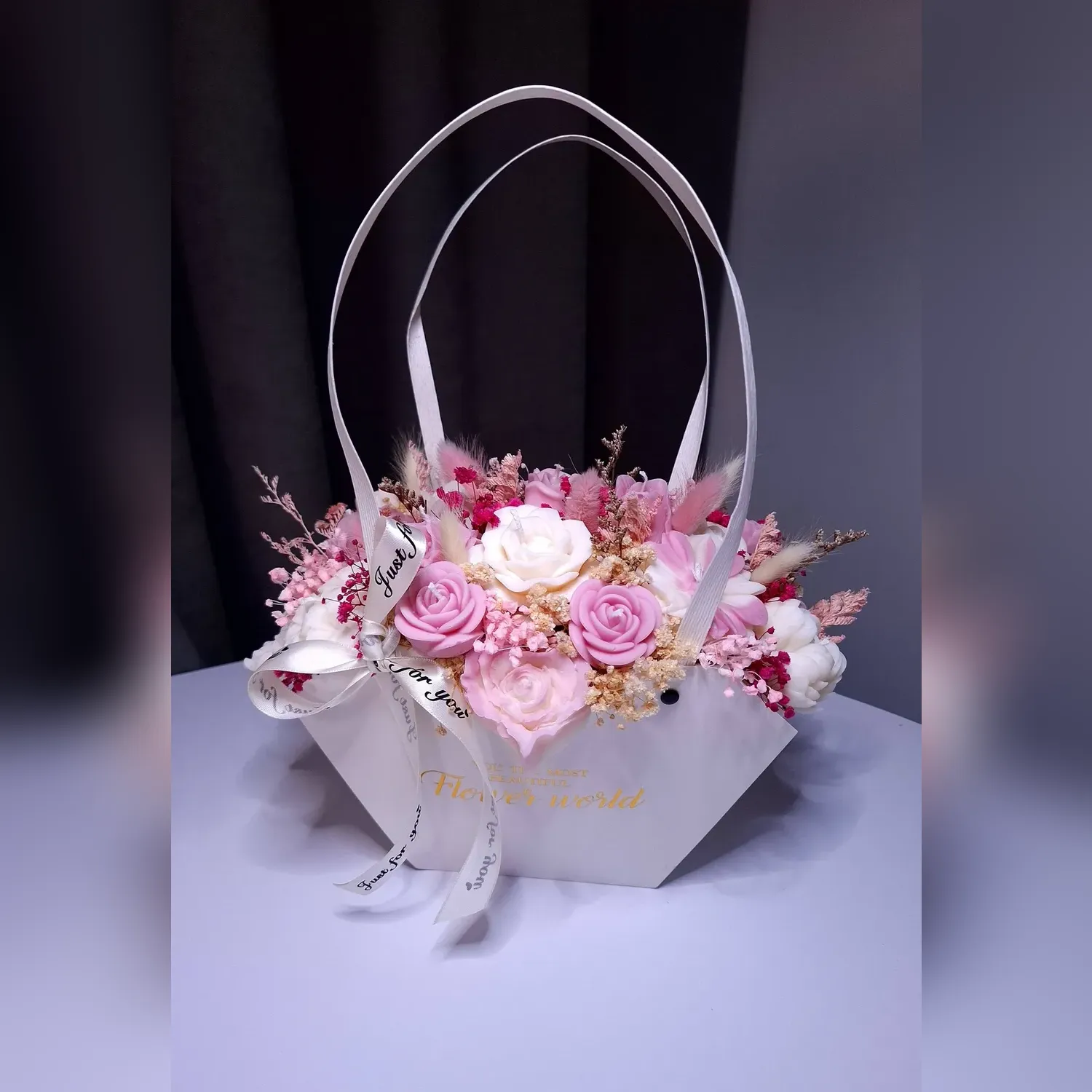 Aranjament floral tip geantă din ceară de soia parfumată